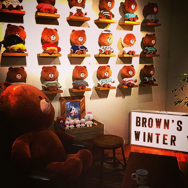 A simulated den area with a bunch of brown cartoon bears.