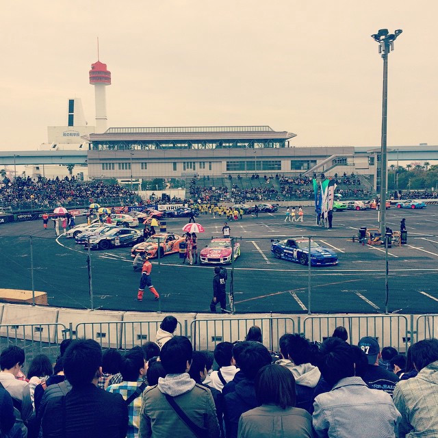 All drivers and their cars in a circle.